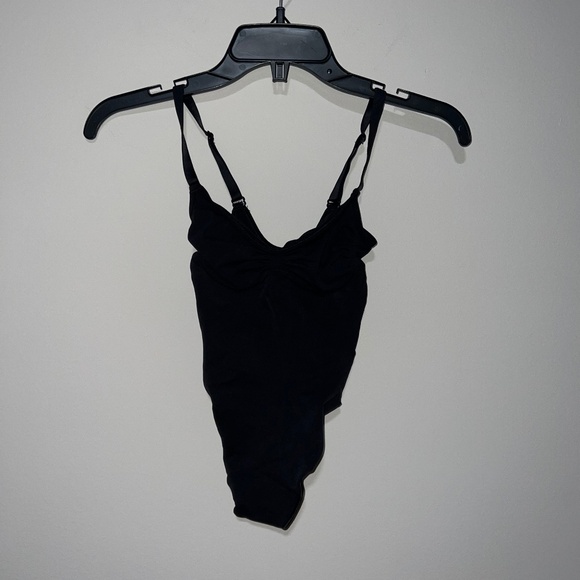 SKIMS Other - NWOT SKIMS SHAPEWEAR SEAMLESS SCULPT THONG BODYSUIT ONYx BLACK SMALL